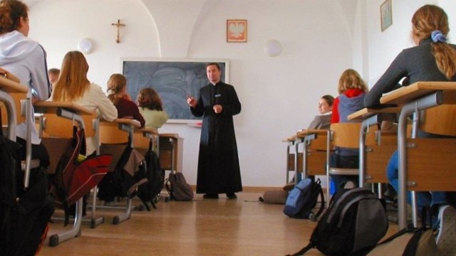 W tym roku z lekcji religii wypisało się 4 856 uczennic i uczniów z 14 404 wszystkich uczęszczających do szkół ponadpodstawowych w Kielcach. Procentowo stanowi to prawie 35 procent ogółu młodzieży w tych placówkach.