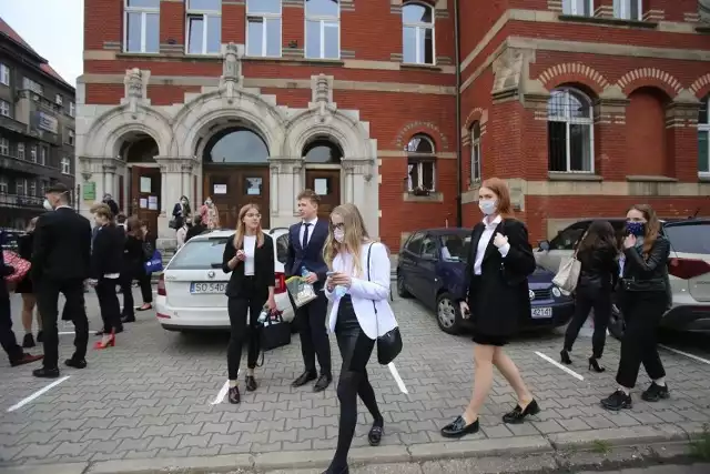 Uczniowie III LO w Katowicach przed swoją szkołą podczas egzaminu maturalnego