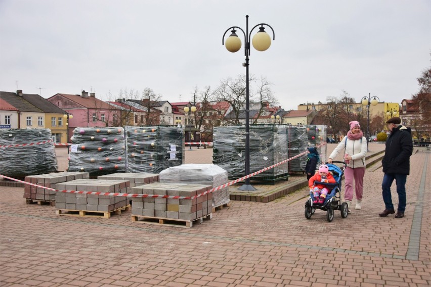 Tarnobrzeg stroi się na święta. Na Rynek przyjechała choinka. Rozpoczął się montaż ozdób, ale będzie ich mniej. Zobacz dekoracje