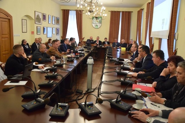 XIX sesja nadzwyczajna Rady Miasta Zielona Góra dotycząca połączenia Medkolu i szpitala uniwersyteckiego w Zielonej Górze.
