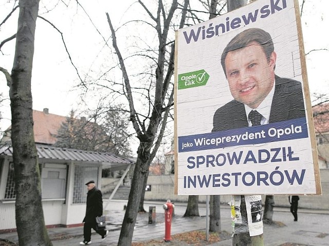 Plakat prezydenta Opola nadal wisi przy ul. Karola Miarki. Wprawdzie dykta z plakatem kilka razy spadała,  ale wciąż ją ktoś podnosi i mocuje tak, by nie leżała na ziemi.