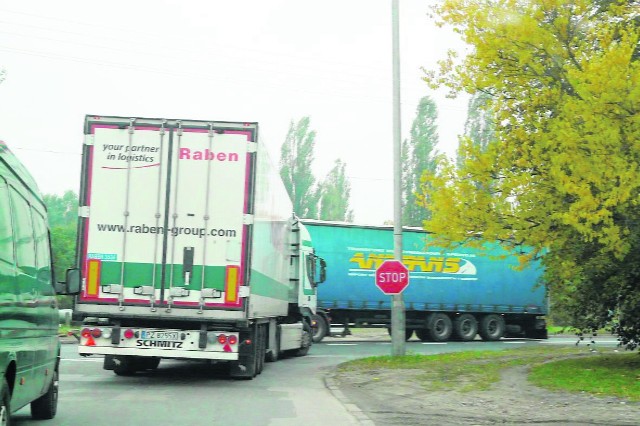 Skrzyżowanie często blokowane jest przez tiry. Na wyjazd z podporządkowanej ulicy Gałczyńskiego trzeba czekać czasami bardzo długo.