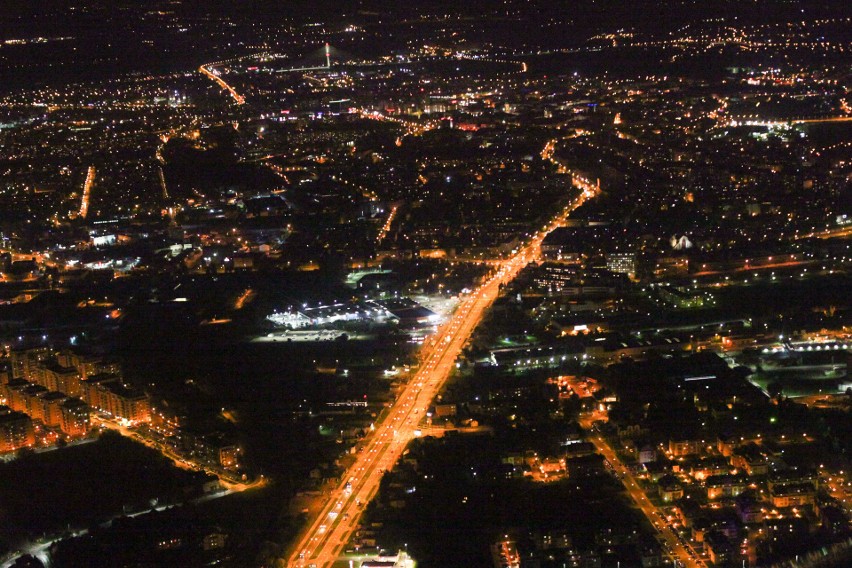 Nocne zdjęcia miasta zostały wykonane z pokładu samolotu....