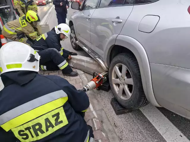 Krzeszowice zderzenie samochodu osobowego z betonowymi barierami