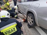Wypadki w powiecie krakowskim. Trzy pojazdy na skrzyżowaniu i betonowe bariery