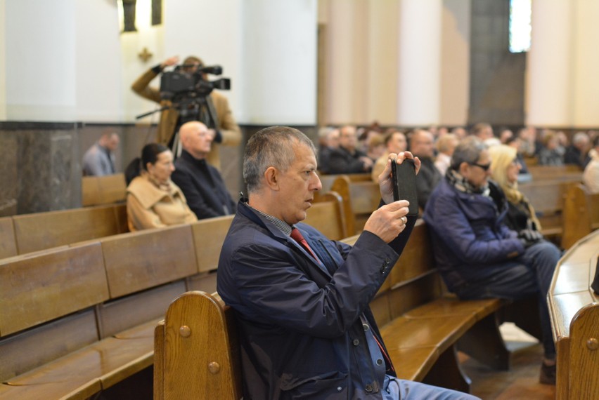 Zobacz kolejne zdjęcia. Przesuwaj zdjęcia w prawo - naciśnij...