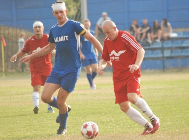 Kapitan Łysicy Bodzentyn Piotr Pawłowski (z lewej) w niedzielnym meczu z Porońcem Poronin doznał urazu głowy.