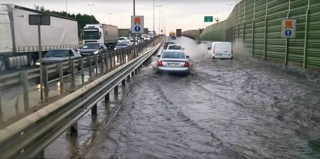 Tak wyglądał zalany Białystok po burzy z 28 na 29.07.2019. Zdjęcie pochodzi z fanpejdża Kolizyjne Podlasie;nf