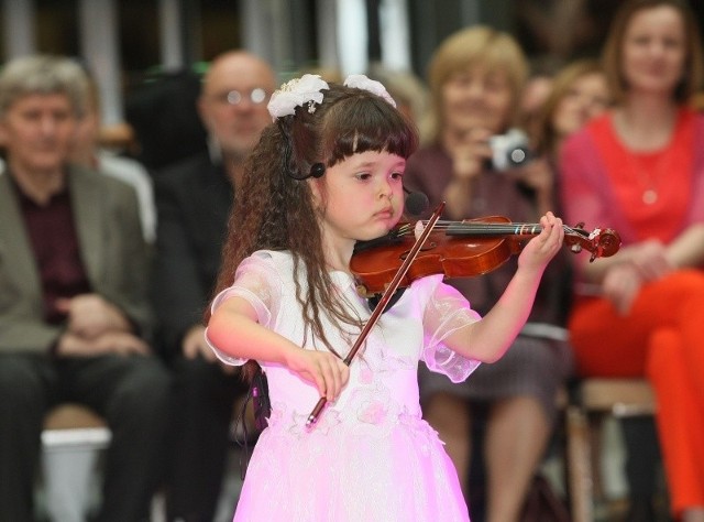 W specjalnym odcinku Karaoke Summer Festival wystąpi młodziutka skrzypaczka Ania Wieleńska, która zgodnie z tematem imprezy, zagra utwory patriotyczne.