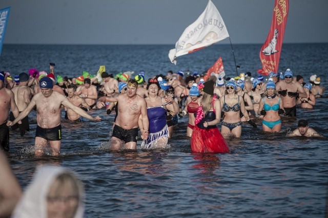 W niedzielę w południe na plaży w Kołobrzegu odbyła się wielka, finałowa kąpiel morsów, którzy przybyli do kurortu na X Światowy Festiwal Morsowania.