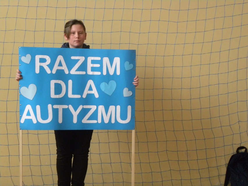 Światowy Dzień Świadomości Autyzmu w Iwaniskach. Dzieci i dorośli na niebiesko. Zobacz zdjęcia