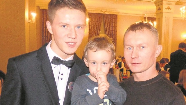 Najmłodszego  z braci Kopackich - maturzystę  Jakuba (z lewej) wprowadza do rodzinnego grania lider piłkarskiego klanu Tomasz. 