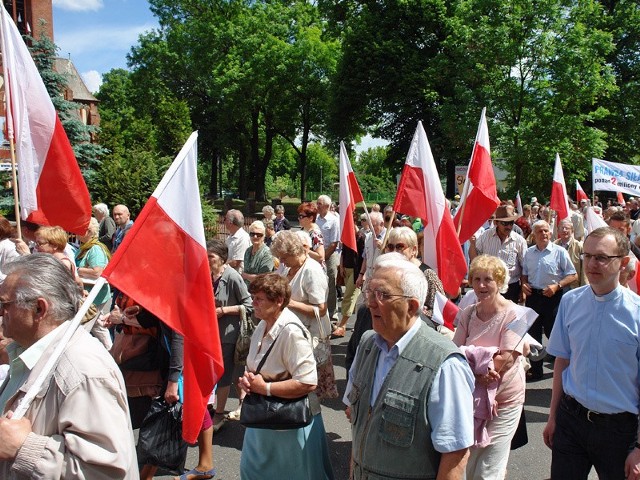Uczestnicy marszu byli wyposażeni w transparenty i biało-czerwone flagi