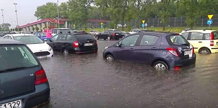 Na parkingu przed centrum handlowym M1 w Czeladzi powstało...