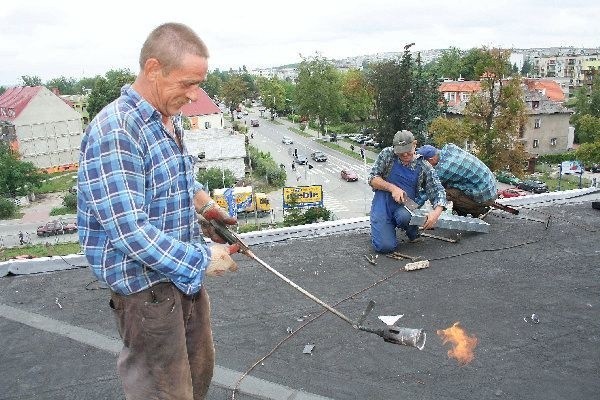 Na to, że poprawi się standard, mają  również nadzieję członkowie wspólnoty  mieszkaniowej z domu przy ul. Wojska  Polskiego 88. Remonty zaczęli od tego, co  najważniejsze, czyli dachu. Na zdjęciu, po  lewej Stanisław Nowakowski.