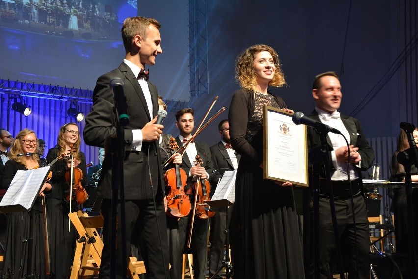 Koncert Muzyki Filmowej w Żywcu. Pianista oświadczył się koncertmistrz orkiestry [ZDJĘCIA]