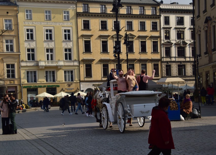 Kraków. Nadzy turyści paradowali na Rynku Głównym [ZDJĘCIA]