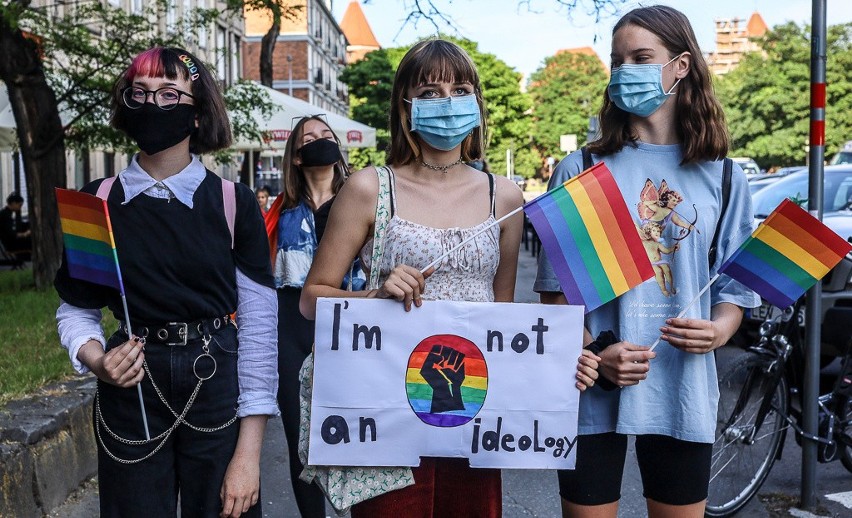 Manifestacja "Świat jest tęczowy" przed biurem PiS w...