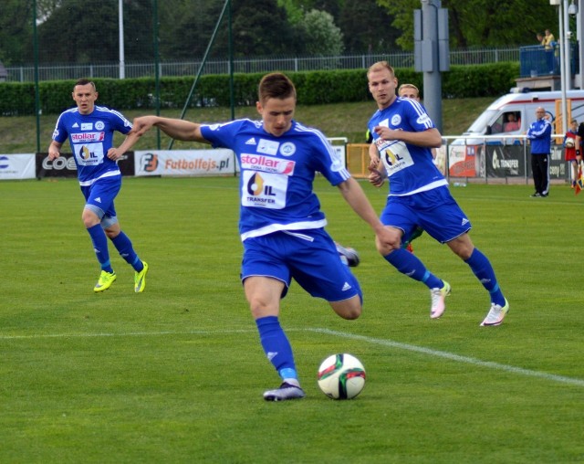 Damian Kądzior (z piłką) należał wiosną do wyróżniających się piłkarzy Wigier, ale nie wiadomo jeszcze, czy jesienią będzie nadal występować w suwalskim zespole