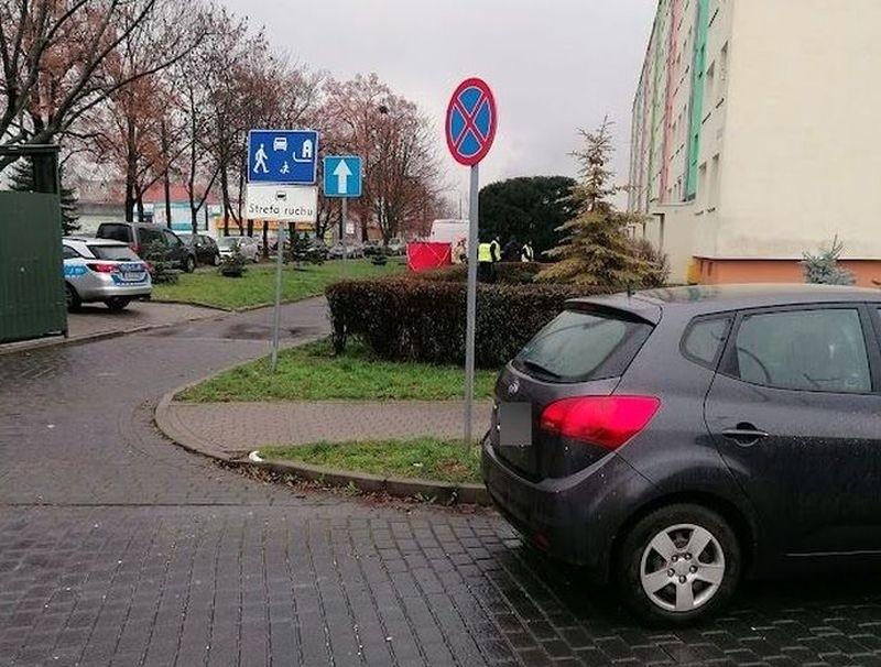 Potrącenie 70-lentiej kobiety na osiedlu w Brzegu.