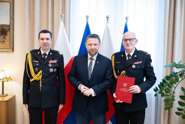Od lewej: nadbrygadier dr. inż. Mariusz Feltynowski komendant główny Państwowej Straży Pożarnej, minister Marcin Kierwiński oraz Paweł Frysztak