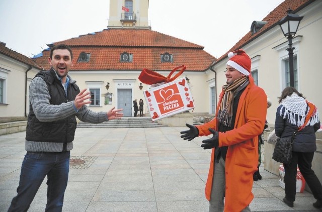 Znani białostoczanie: konferansjer Krzysztof Szubzda (z lewej) i muzyk Klezmafour Gabriel Tomczuk zadeklarowali już, że wykonają paczki