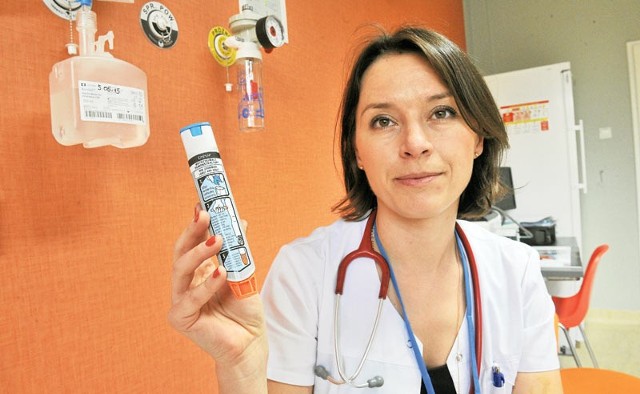 - Jednym z zaleceń dla uczulonych na jad owadów jest noszenie przy sobie ampułkostrzykawki z adrenaliną - mówi lek. med. Karolina Szczepan, specjalista chorób dzieci.