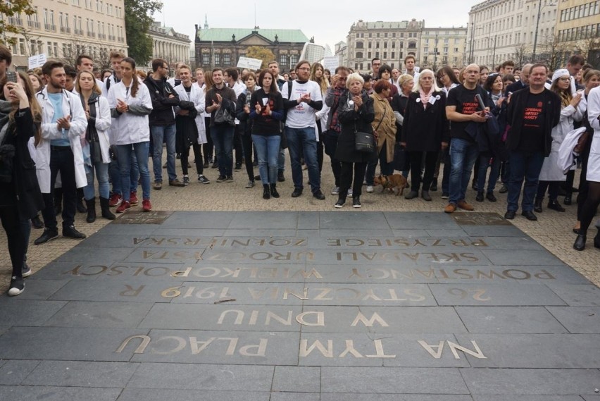 Lekarze rezydenci protestowali na pl. Wolności w Poznaniu