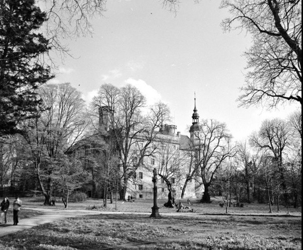 Głogówek. Park miejski, w tle zamek Oppersdorffów.