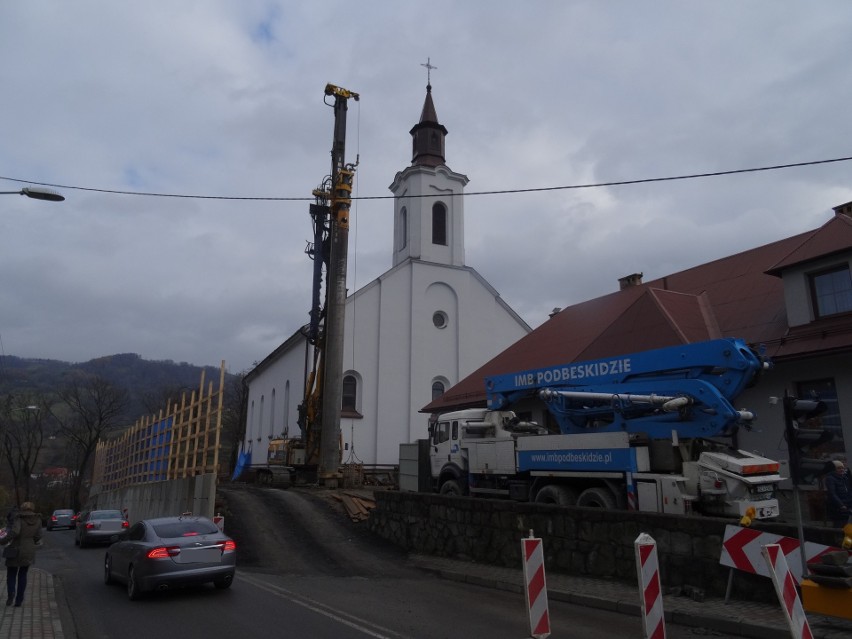 Piwniczna-Zdrój: Naprawiają mur oporowy, poszerzą chodnik