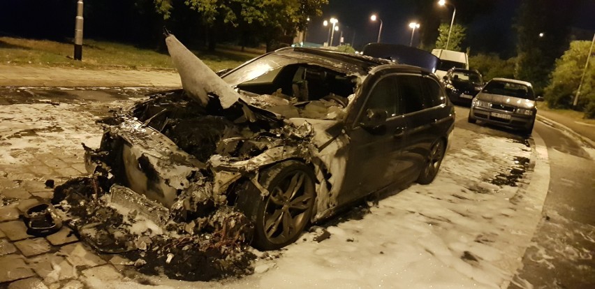 Pożar samochodu na Szczepinie. Spłonęło BMW (ZDJĘCIA)