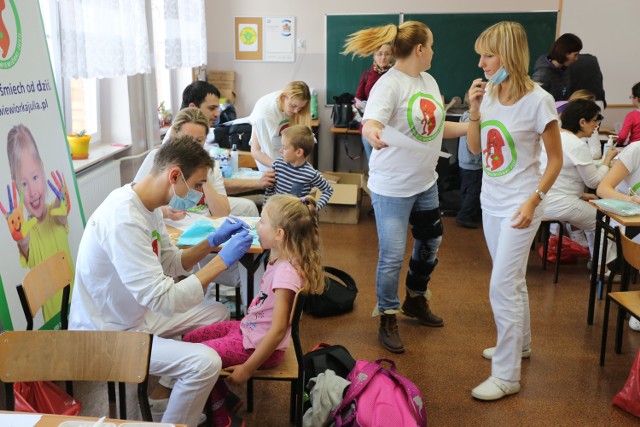 Wolontariusze Fundacji Wiewiórki Julki przeprowadzali badania stomatologiczne wśród uczniów SP nr 2 w Słupsku