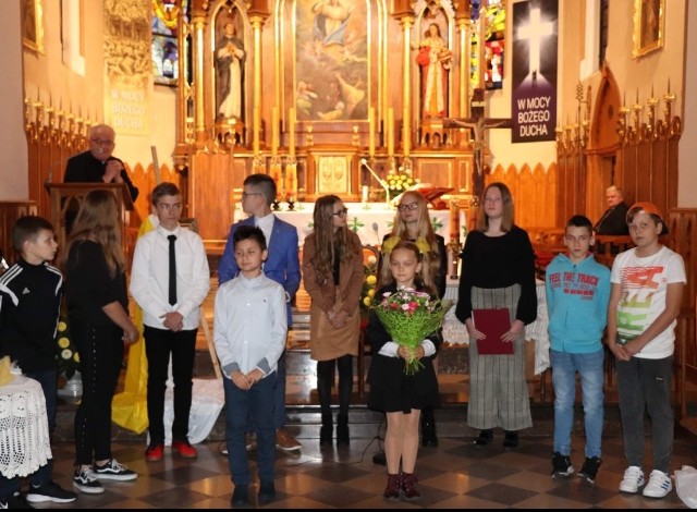 Uczniowie oleśnickiej podstawówki podczas obchodów XIX dnia papieskiego