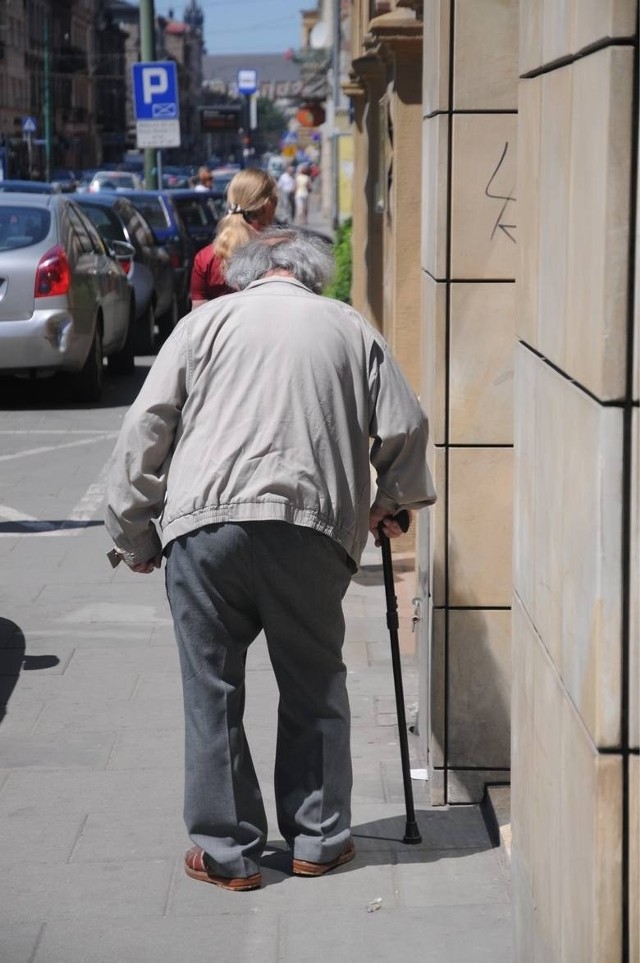 Bezlitośnie naciągają i okradają seniorów meodami "na wnuczka", "na montera", "na inkasenta". Często pozbawiają ich oszczędności całego życia.