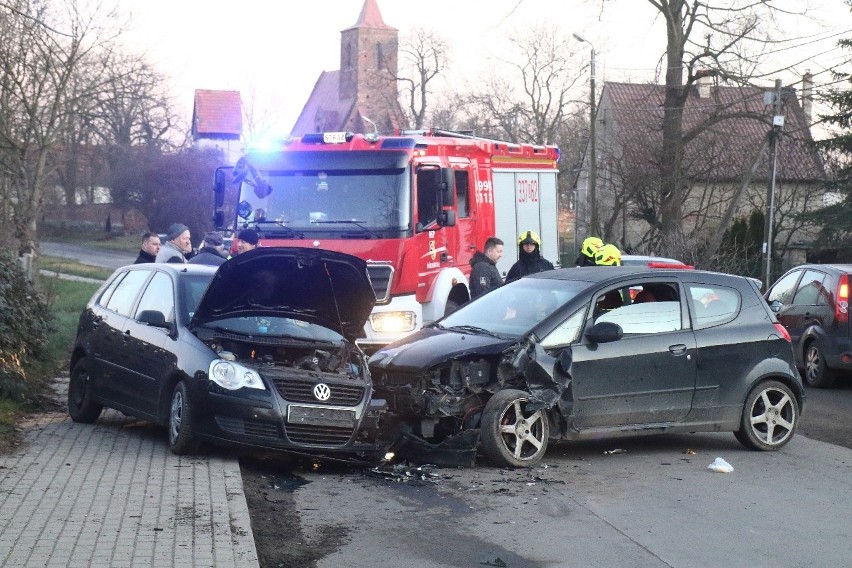 Wypadek pod Wrocławiem. Kobieta już skręcała do domu... (ZDJĘCIA)