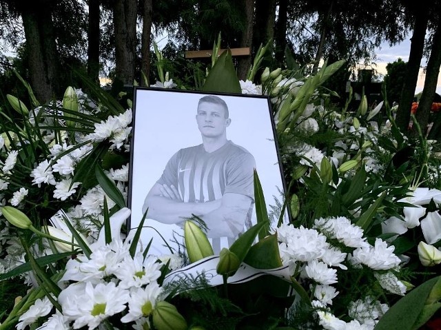 W sobotę w Kwilczu odbył się pogrzeb Bartosza Nowaka. Piłkarz Błękitnych Wronek zginął na skutek wypadku przy pracy w tartaku.