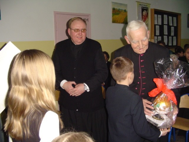 Księdza Józefa Swobodzińskiego zgodnie wybrano na  patrona szkoły w Kęsowie.