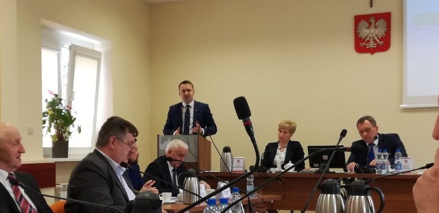 Poseł Michał Cieślak podczas sesji Rady Miejskiej w Busku-Zdroju.