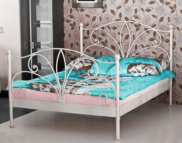 Łóżko metaloweŁóżko metalowe dodaje wnętrzu sypialni lekkości