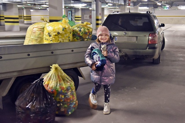 Maja Kultys odebrała już nakrętki zebrane przez Kozienicki Dom Kultury. Teraz trwa akcja dla Oliwiera Popisa.