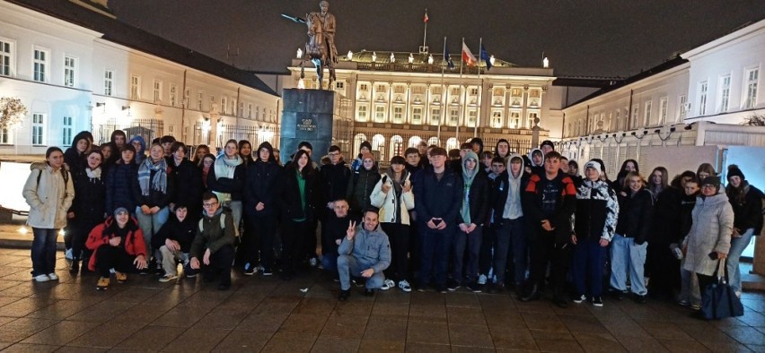 Uczniowie Złotej Kościuszkowskiej przed pałacem prezydenckim