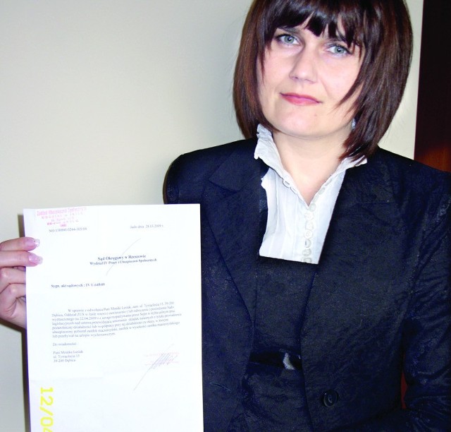 Monika Lesiak pokazuje ostatnie pismo z ZUS. - Wreszcie dobra wiadomość. Czekałam na nią 4 miesiące. FOT. ARCHIWUM