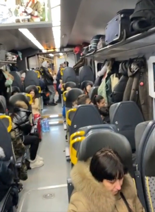 Ponad 430 uchodźców z Ukrainy dotarło do Wrocławia pociągiem Kolei Dolnośląskich [ZDJĘCIA]