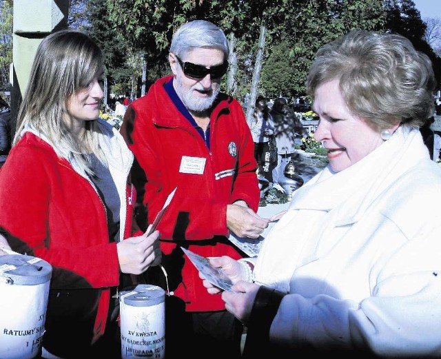 Nowy Sącz. Na cmentarzu przy ul. Rejtana - Paulina Biernacka (z lewej) i Maciej Zaręba z PTT dziękują za datek Krystynie Kurzei