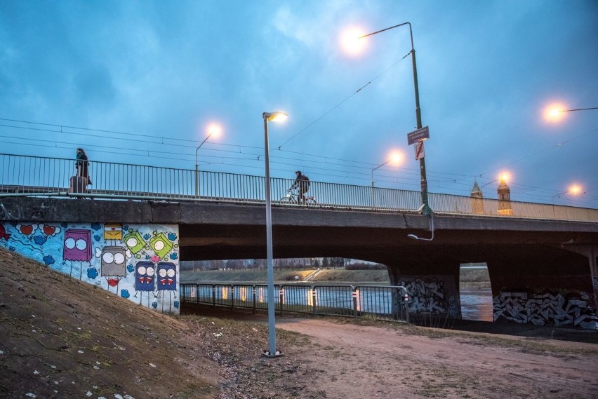 Nowe lampy i kamery monitoringu pojawiły się nad Wartą w...