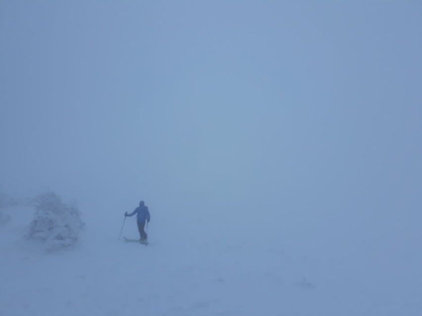 Nie wychodźcie dziś w góry! - przestrzegają ratownicy Bieszczadzkiej Grupy GOPR. Wiatr wieje ponad 100 km/godz. a w porywach jeszcze silniej