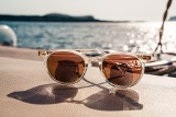 Okulary przeciwsłoneczne to niezbędny gadżet w upalne dni. Zobacz stylowe modele, które będziesz nosić latem