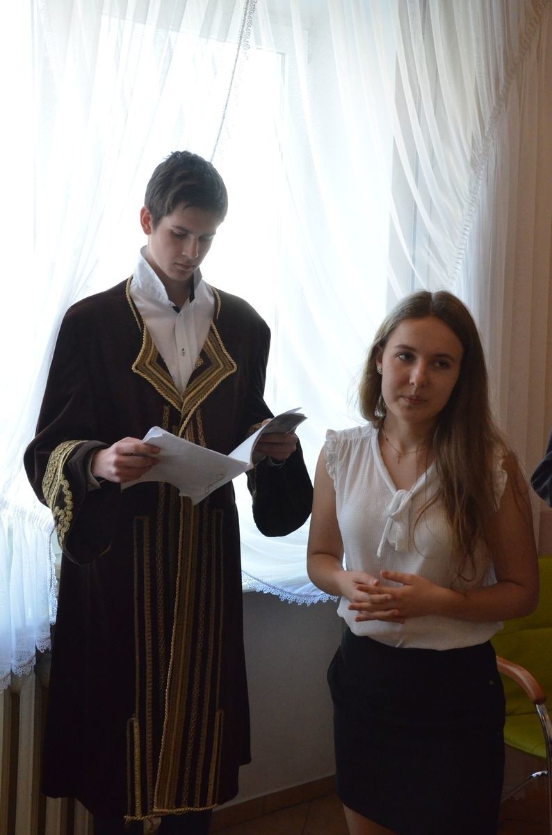 Uczniowie LZK pokazali pensjonariuszom DPS, jak rodziła się Konstytucja 3 Maja
