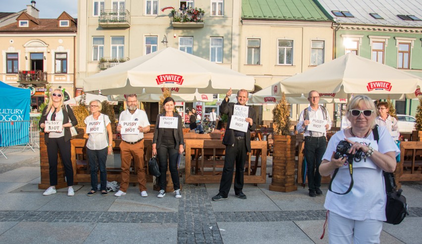 Uwolnić Pussy Riot! Cichy protest na Rynku w Kielcach [WIDEO]