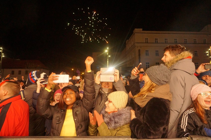 Sylwester w Lublinie. Tak powitaliśmy 2020 rok! Zobacz zdjęcia z placu Litewskiego 